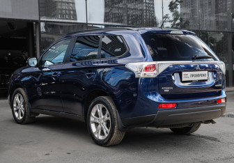 Подержанный автомобиль Mitsubishi Outlander 2014 года (6 фото)