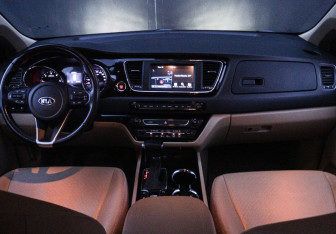 Подержанный автомобиль Kia Carnival 2020 года (12 фото)