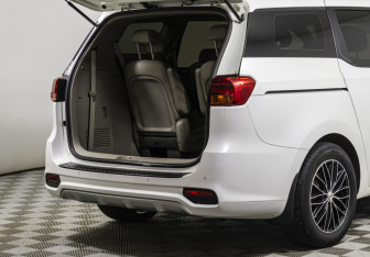 Подержанный автомобиль Kia Carnival 2018 года (18 фото)