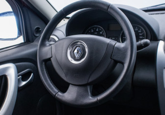 Подержанный автомобиль Renault Sandero 2012 года (15 фото)