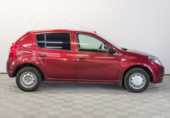 Подержанный автомобиль Renault Sandero 2013 года (4 фото)