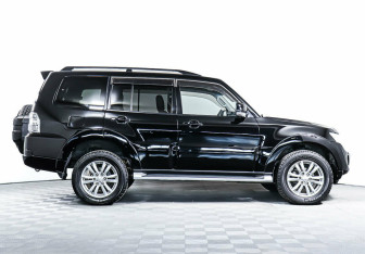 Подержанный автомобиль Mitsubishi Pajero 2012 года (4 фото)
