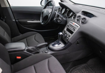 Подержанный автомобиль Peugeot 408 2013 года (9 фото)