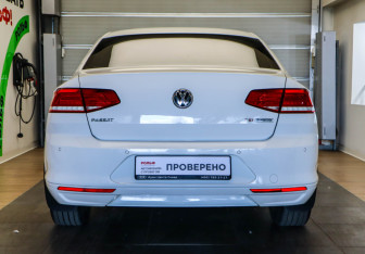 Подержанный автомобиль Volkswagen Passat Sedan 2015 года (5 фото)