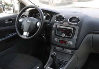 Подержанный автомобиль Ford Focus Sedan 2008 года (12 фото)