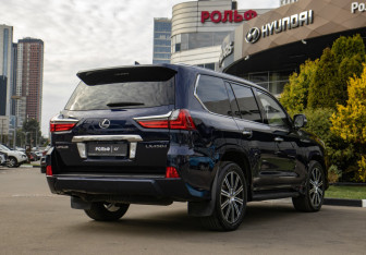 Подержанный автомобиль Lexus LX 2017 года (4 фото)