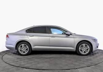 Подержанный автомобиль Volkswagen Passat Sedan 2019 года (4 фото)