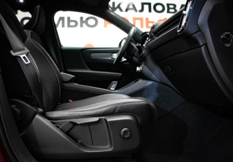 Подержанный автомобиль Volvo XC40 2019 года (26 фото)