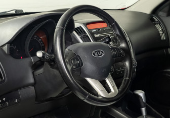 Подержанный автомобиль Kia Ceed Wagon 2011 года (12 фото)
