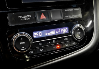 Подержанный автомобиль Mitsubishi Outlander 2014 года (16 фото)