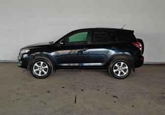 Подержанный автомобиль Toyota RAV4 2010 года (7 фото)