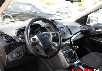 Подержанный автомобиль Ford Kuga 2014 года (10 фото)