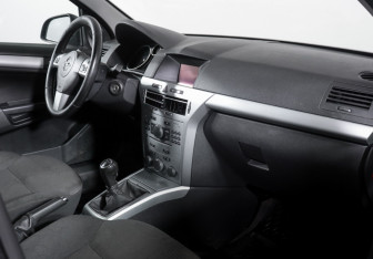 Подержанный автомобиль Opel Astra Sedan 2012 года (9 фото)