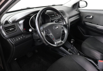 Подержанный автомобиль Kia Rio Sedan 2016 года (9 фото)