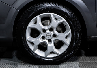 Подержанный автомобиль Opel Astra Hatchback 2006 года (14 фото)