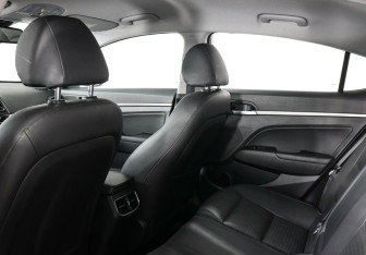 Подержанный автомобиль Hyundai Elantra Sedan 2019 года (13 фото)