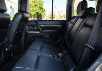 Подержанный автомобиль Mitsubishi Pajero 2011 года (7 фото)