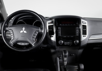 Подержанный автомобиль Mitsubishi Pajero 2015 года (12 фото)