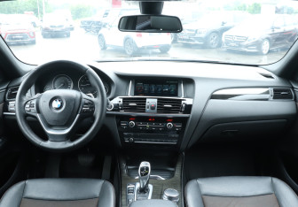 Подержанный автомобиль BMW X4 2017 года (12 фото)
