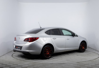 Подержанный автомобиль Opel Astra Sedan 2013 года (5 фото)