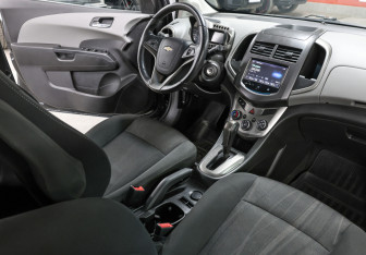 Подержанный автомобиль Chevrolet Aveo Hatchback 2015 года (11 фото)
