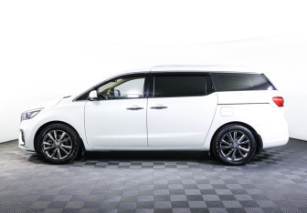 Подержанный автомобиль Kia Carnival 2020 года (8 фото)