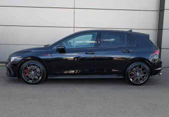 Подержанный автомобиль Volkswagen Golf GTI Hatchback 2022 года (7 фото)