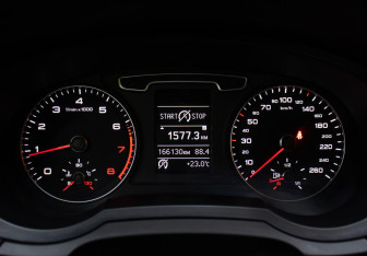 Подержанный автомобиль Audi Q3 2012 года (13 фото)