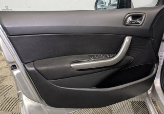 Подержанный автомобиль Peugeot 308 Hatchback 2011 года (19 фото)