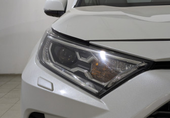Подержанный автомобиль Toyota RAV4 2020 года (11 фото)