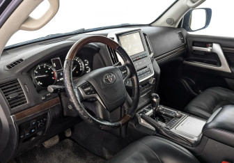 Подержанный автомобиль Toyota Land Cruiser Suv 2017 года (15 фото)