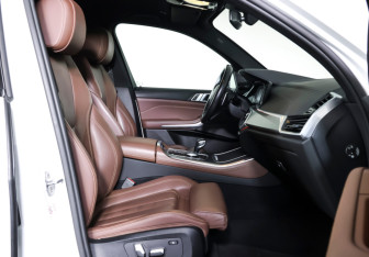 Подержанный автомобиль BMW X5 2020 года (11 фото)