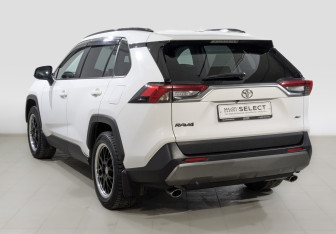 Подержанный автомобиль Toyota RAV4 2021 года (7 фото)