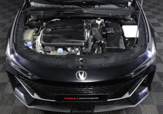 Подержанный автомобиль Changan UNI-V 2023 года (9 фото)