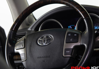 Подержанный автомобиль Toyota Land Cruiser Suv 2011 года (13 фото)