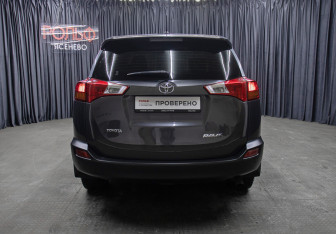 Подержанный автомобиль Toyota RAV4 2013 года (6 фото)