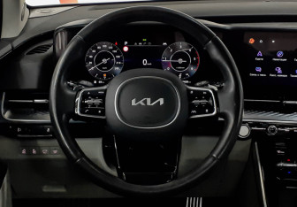 Подержанный автомобиль Kia Carnival 2022 года (12 фото)