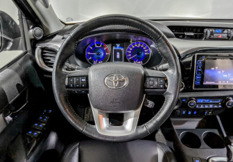 Подержанный автомобиль Toyota Hilux 2017 года (20 фото)