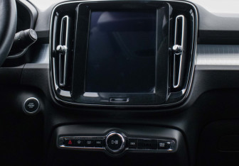 Подержанный автомобиль Volvo XC40 2018 года (14 фото)