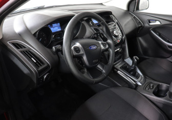 Подержанный автомобиль Ford Focus Hatchback 2011 года (2 фото)