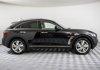 Подержанный автомобиль Infiniti QX70 2015 года (4 фото)