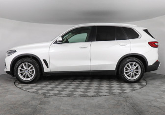 Подержанный автомобиль BMW X5 2019 года (5 фото)