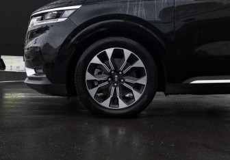 Подержанный автомобиль Kia Carnival 2021 года (42 фото)