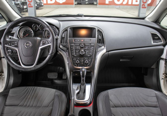 Подержанный автомобиль Opel Astra Hatchback 2014 года (14 фото)