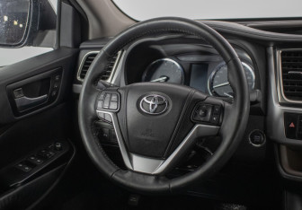 Подержанный автомобиль Toyota Highlander 2014 года (16 фото)