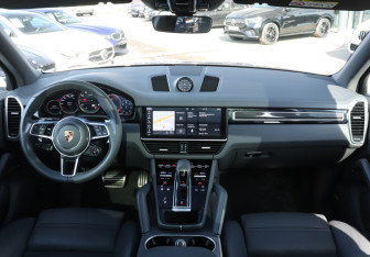 Подержанный автомобиль Porsche Cayenne 2019 года (12 фото)