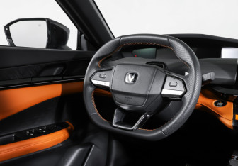 Подержанный автомобиль Changan UNI-V 2023 года (13 фото)