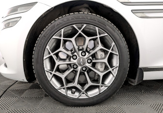 Подержанный автомобиль Genesis G80 2021 года (18 фото)