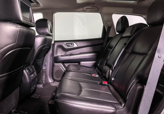 Подержанный автомобиль Nissan Pathfinder 2014 года (10 фото)