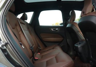 Подержанный автомобиль Volvo XC60 2020 года (10 фото)